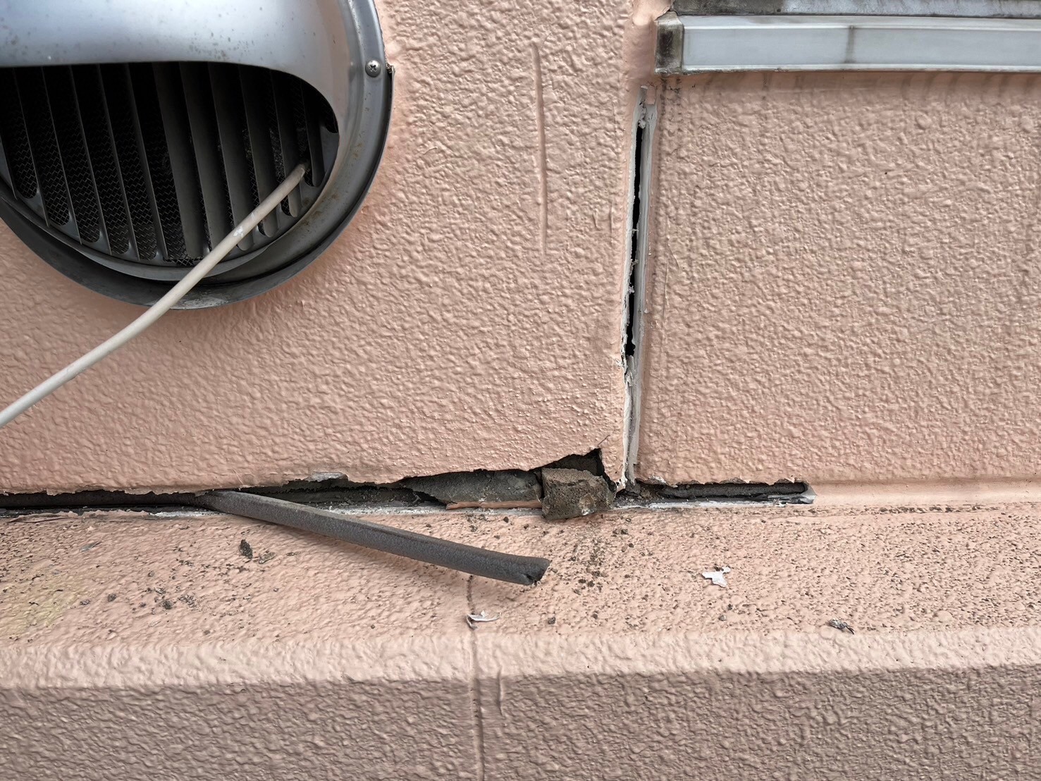 劣化したコーキングを撤去します